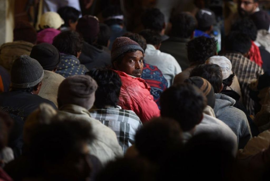 Arrested Indian fishermen wait at a police station in the Pakistani city of Karachi on February 20, 2016 (AFP Photo/Asif Hassan).