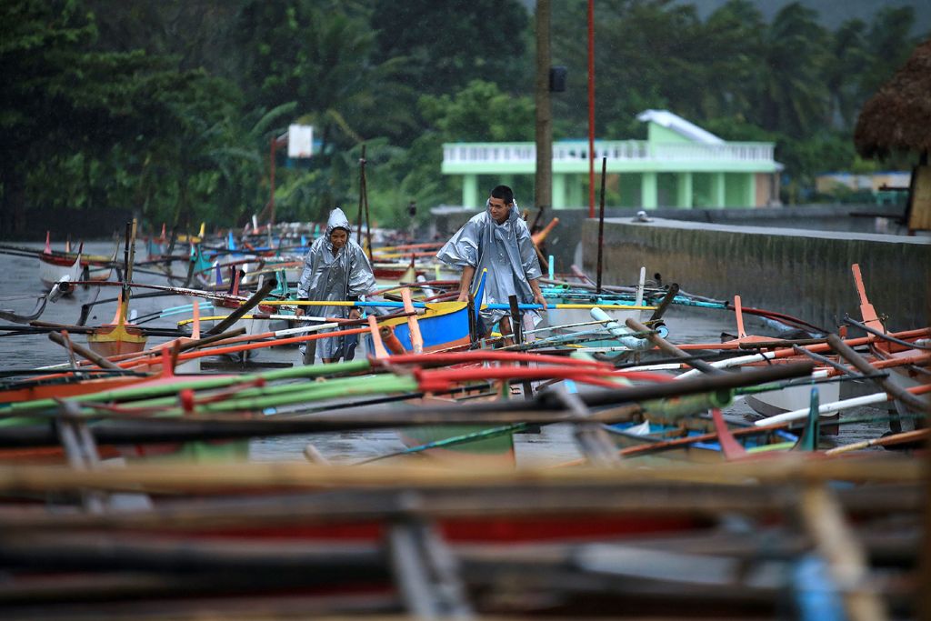 Fishermen secure their boats in the bay of Santo Domingo, Albay province on December 25, 2016, as typhoon Nock-Ten approaches.  AFP / Charism SAYAT
