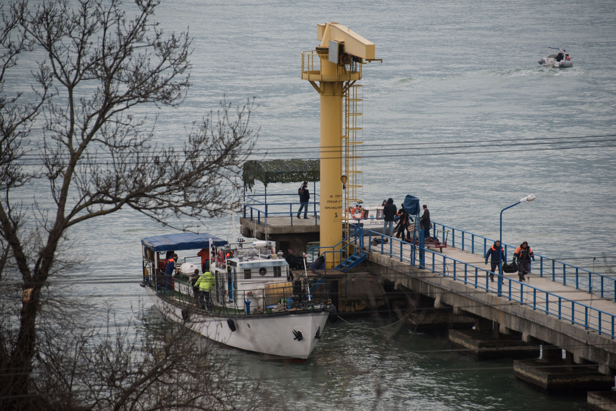  Rescuers unload fragments and remains from a boat, found at the site of the Tu-154 plane crash near Sochi, Russia, 25 December 2016. A Tu-154 aircraft of the Russian Defense Ministry has crashed in the Black Sea after it disappeared from radar, regional 