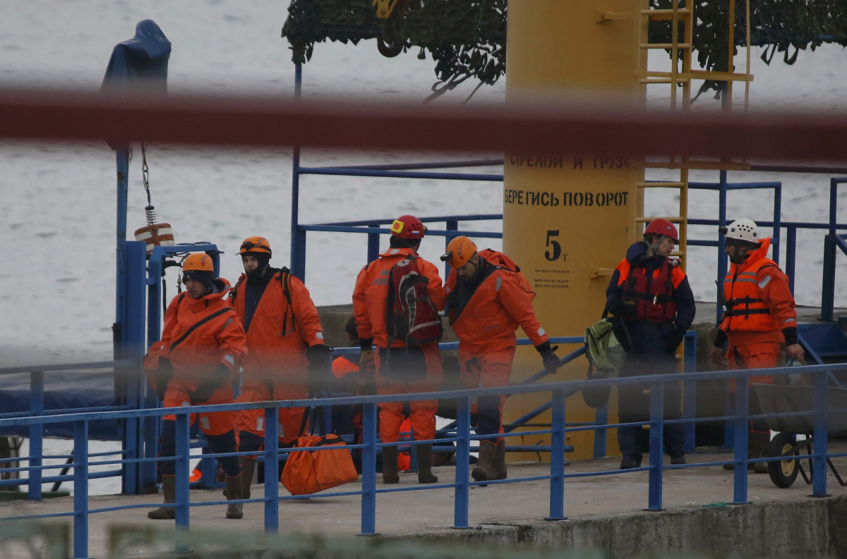 Russian Emergencies Ministry members walk on a pier near the crash site of Russian military Tu-154 plane in the Black Sea in the Sochi suburb of Khosta, Russia December 25, 2016. REUTERS/Maxim Shemetov
