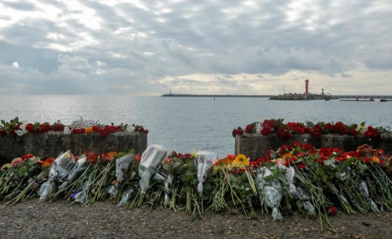 Flowers in memory of passengers and crew members of Russian military Tu-154, which crashed into the Black Sea on its way to Syria on Sunday, are placed at an embankment in the Black Sea resort city of Sochi, Russia, December 26, 2016. REUTERS/Maxim Shemet