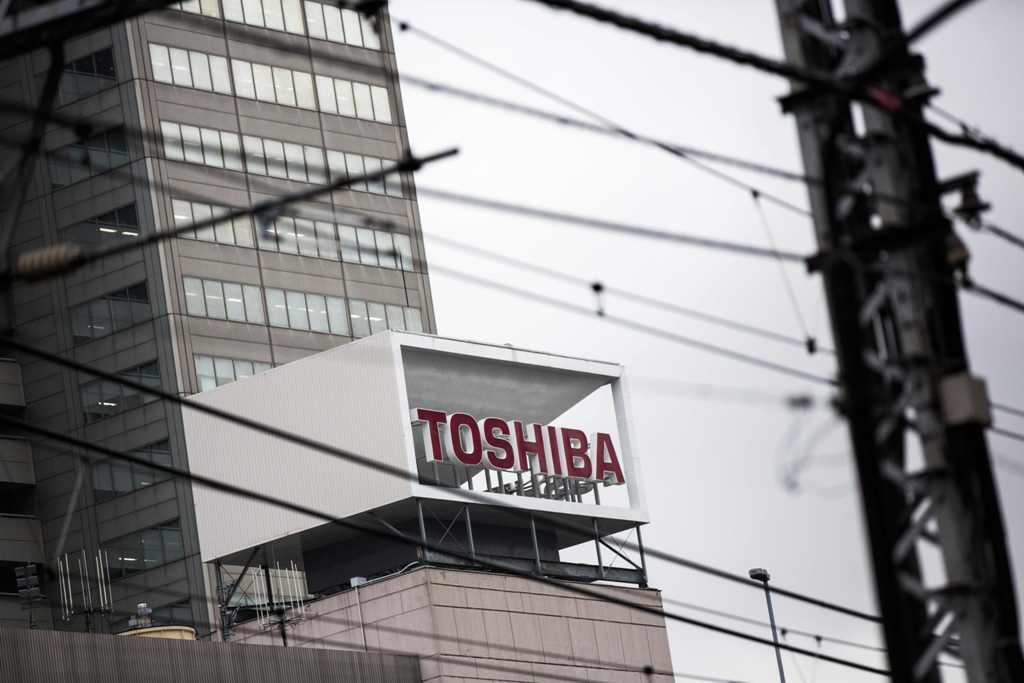 The logo of Toshiba Corporation is displayed at the company's headquarters in Tokyo on December 27, 2016. AFP / Behrouz MEHRI
