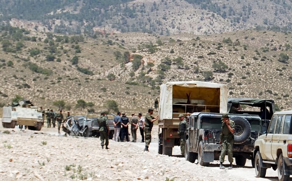 Tunisian soldiers stand guard in the mountainous border region near Algeria where security forces have been hunting Al-Qaeda linked militants on June 6, 2013 (AFP / Abderrazek Khlifi) 