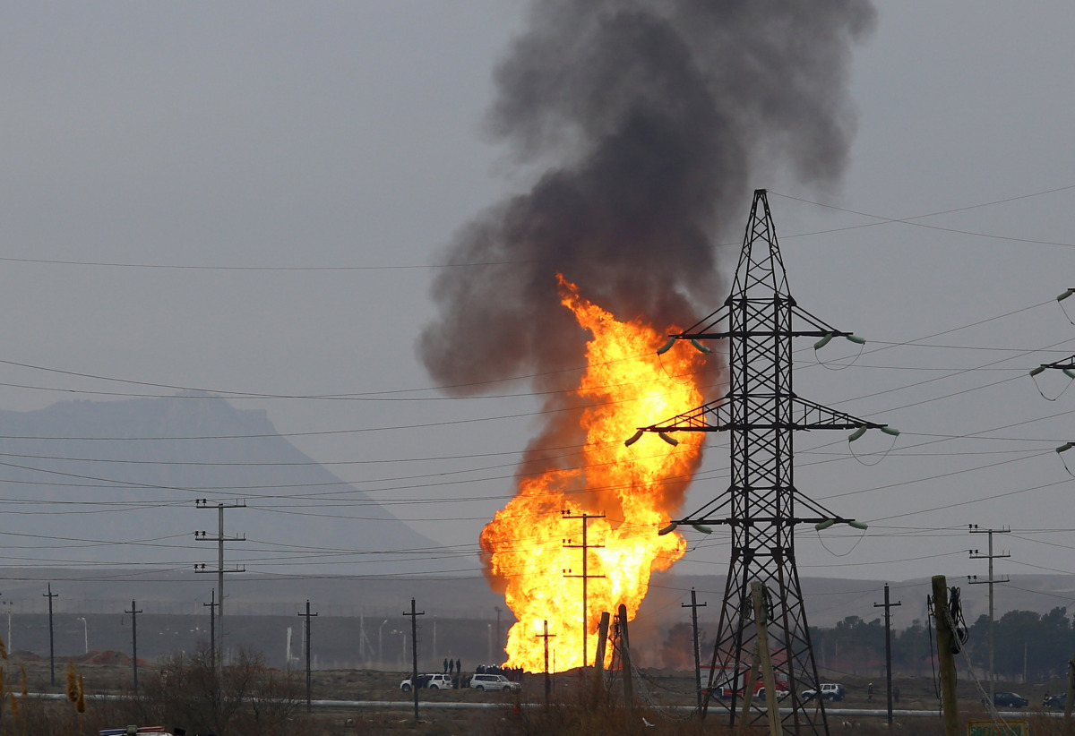 Smoke and flames rise after an explosion at a gas pipeline in Sangachal town 50 km from the capital of Azerbaijan, Baku on December 27, 2016 (Resul Rehimov / Anadolu Agency )