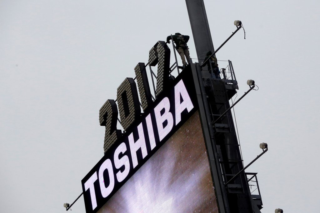 Workers prepare the New Year's eve numerals above a Toshiba sign in Times Square Manhattan, New York City, U.S., December 26, 2016. Picture taken December 26, 2016. REUTERS/Andrew Kelly
