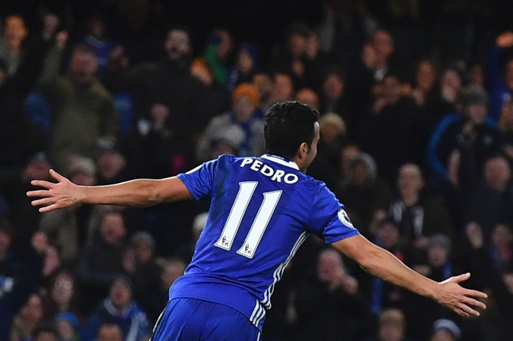 Chelsea's Spanish midfielder Pedro celebrates scoring their third goal during the English Premier League football match between Chelsea and Bournemouth at Stamford Bridge in London on December 26, 2016.
/ AFP / Ben STANSALL 
