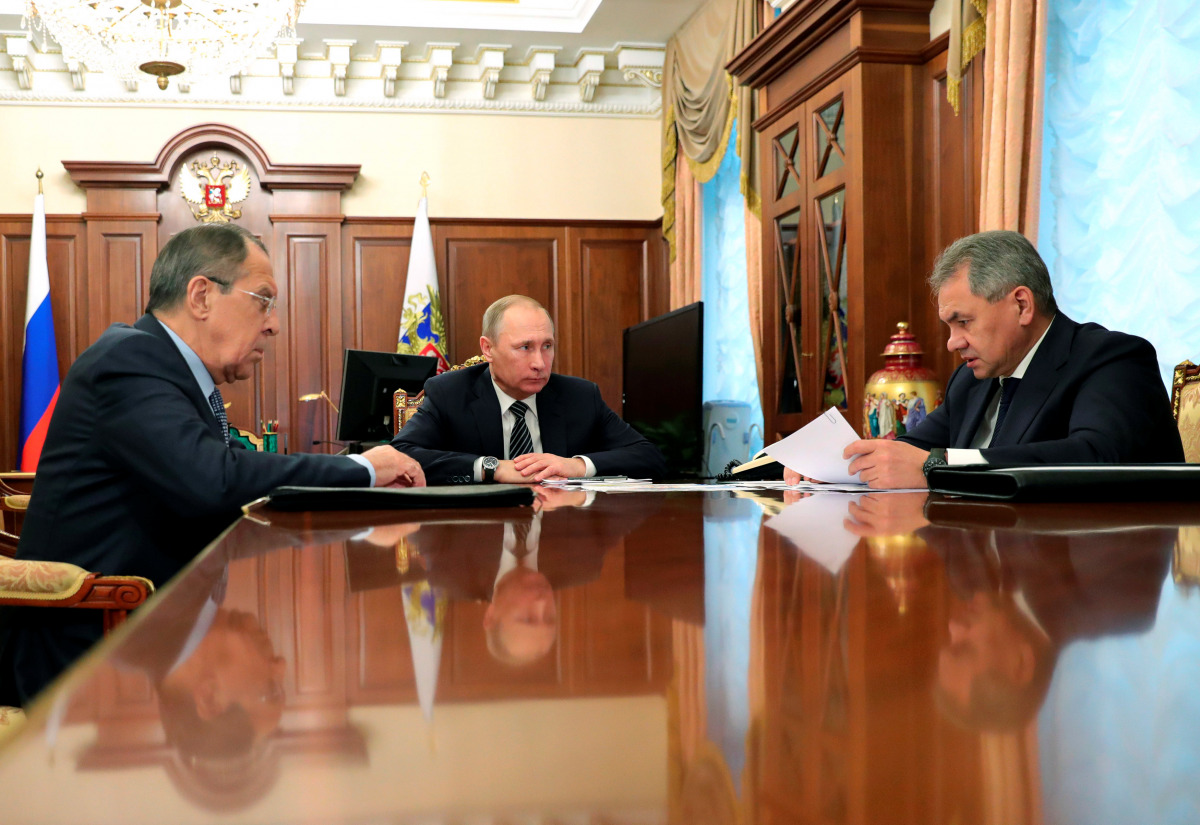 Russia's President Vladimir Putin (C), Foreign Minister Sergei Lavrov (L), and Defence Minister Sergei Shoigu attend a meeting at the Kremlin in Moscow, Russia December 29, 2016. Sputnik/Mikhail Klimentyev/Kremlin/via REUTERS