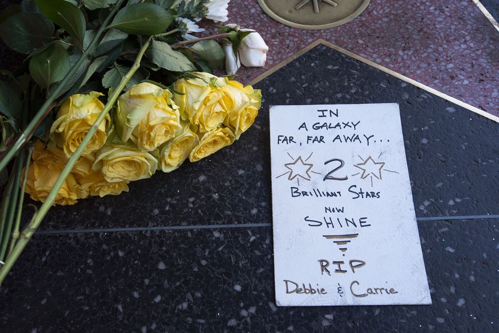 Memorial items are left at one of the Hollywood Walk of Fame stars for actress Debbie Reynolds on December 29, 2016, in Hollywood, California. AFP / DAVID MCNEW