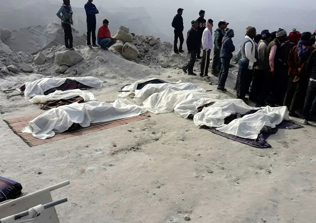 The covered bodies of trapped miners lie near the site of a coal mine collapse near Lalmatia in Godda district in eastern Jharkhand state on December 30, 2016. AFP / STRINGER
