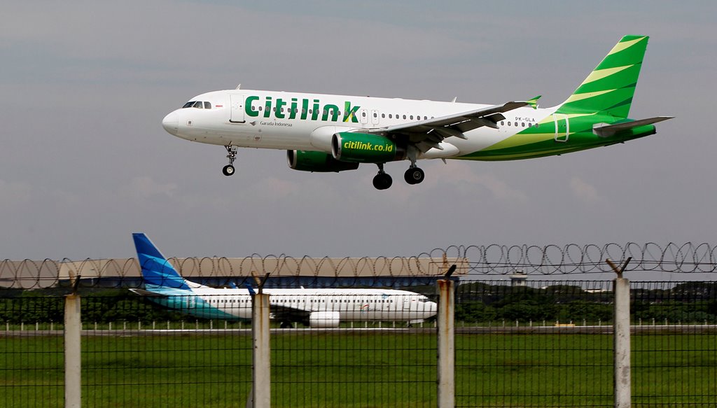 A Citilink Airbus A320 approaches for a landing at Soekarno-Hatta International Airport in Jakarta June 14, 2013. REUTERS/Enny Nuraheni/File Photo
