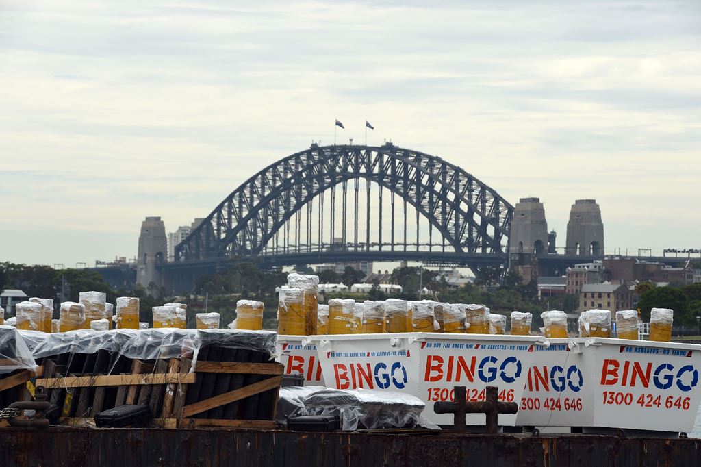 This picture taken on December 29, 2016 shows fireworks by the Sydney's New Year's Eve fireworks director Fortunato Foti on a barge in front of the Harbour Bridge in Sydney. AFP / Saeed KHAN 
