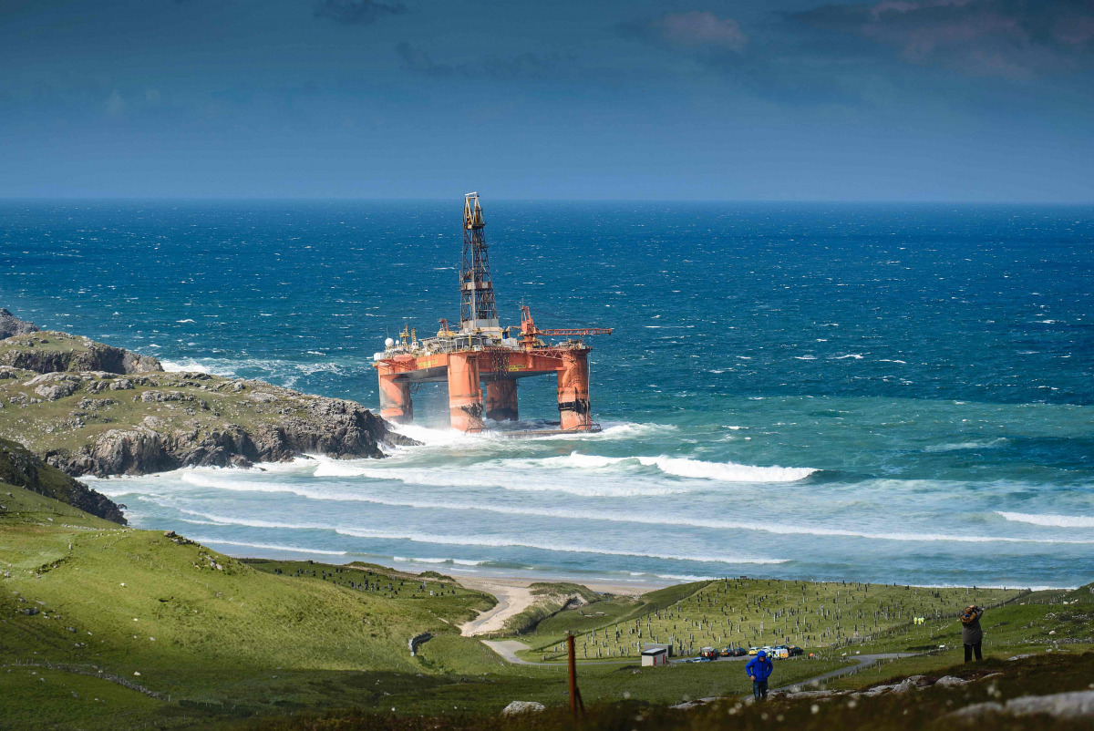A picture taken on August 8, 2016 shows the Transocean Winner oil rig after it ran aground at Dalmore on the Isle of Lewis in northern Britain during a storm (AFP / Paul McGinley) 