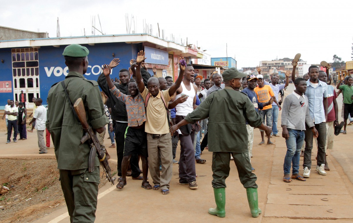 Congolese soldiers stand guard as civilians chant slogans during a protest in the town of Butembo, North Kivu province, Congo August 24, 2016 (REUTERS) 