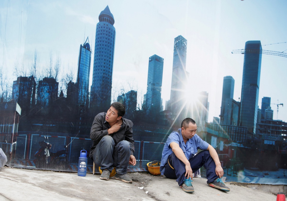 Workers rest outside a construction site in Beijing central business district, China, July 15, 2016 (REUTERS / Jason Lee) 
