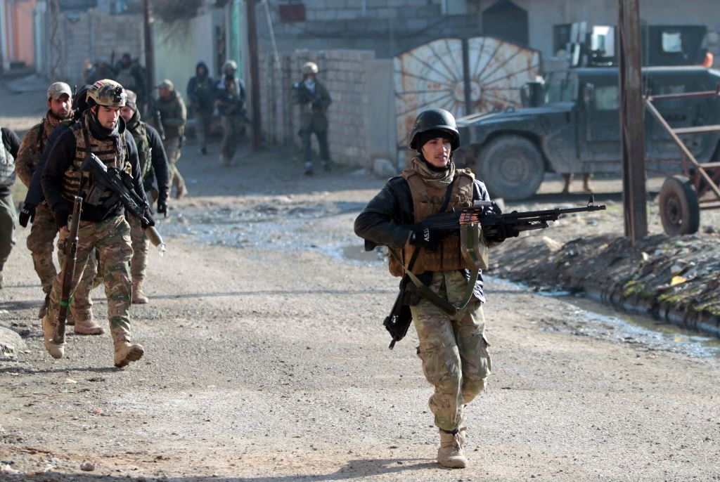 Iraqi forces patrol the Al-Intisar area in eastern Mosul after recapturing it in an ongoing military operation against Islamic State (IS) group jihadists, on January 1, 2017. AFP / AHMAD AL-RUBAYE
