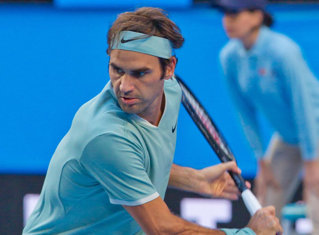 Roger Federer of Switzerland hits a return against Dan Evans of Britain during their fourth session men's singles match on day two of the Hopman Cup tennis tournament in Perth on January 2, 2017. / AFP / TONY ASHBY
