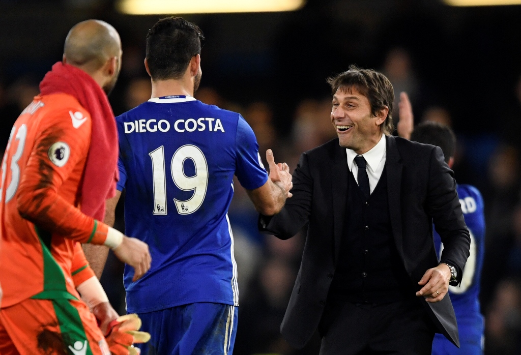Britain Football Soccer - Chelsea v Stoke City - Premier League - Stamford Bridge - 31/12/16 Chelsea's Diego Costa and Chelsea manager Antonio Conte celebrate after the game Action Images via Reuters / Tony O'Brien Livepic