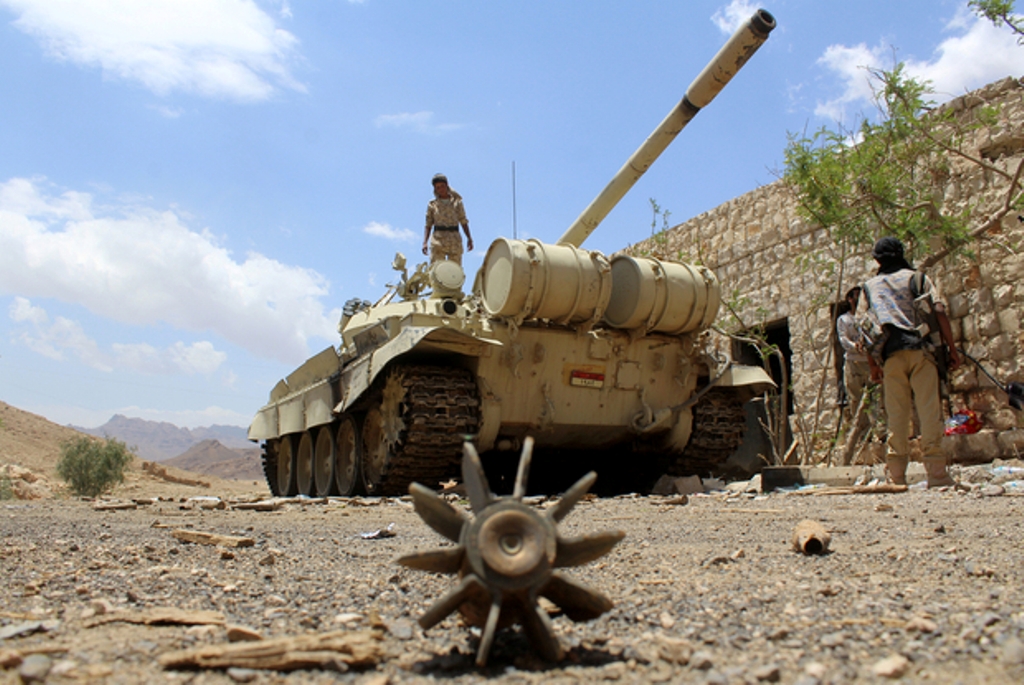Yemeni pro-government forces at the military base of Nehm, in the Sanaa province east of the Yemeni capital, on 7 April, 2016 (AFP).