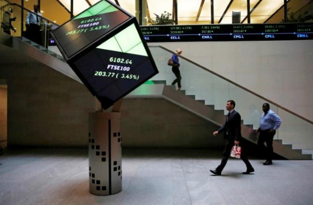 People walk through the lobby of the London Stock Exchange in London, Britain August 25, 2015. REUTERS/Suzanne Plunkett/File photo.