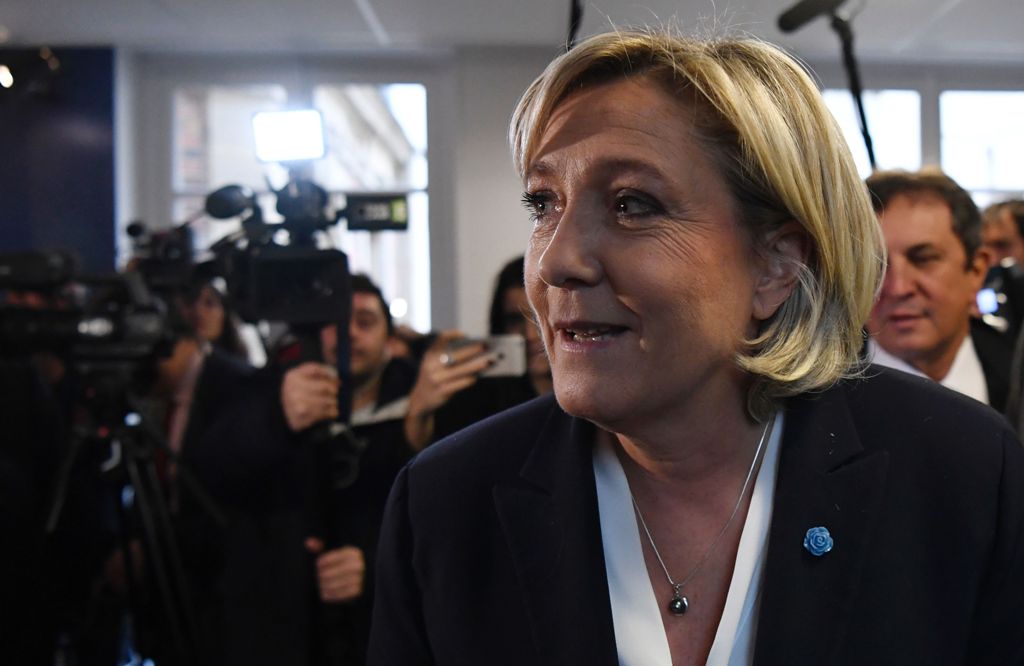Marine Le Pen, leader of the French far-right Front National (FN) party, leaves after delivering her New Year's wishes to the press in Paris on January 4, 2017. / AFP / ALAIN JOCARD
