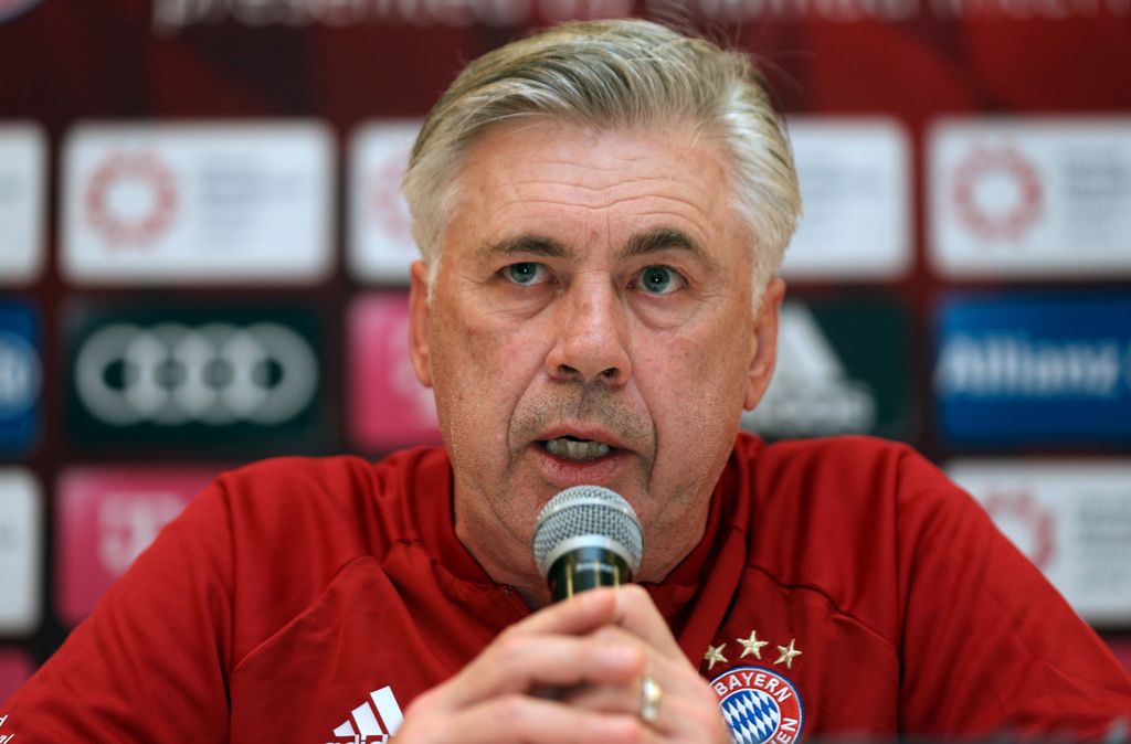 Bayern Munich's head coach Carlo Ancelotti gives a press conference in Doha on January 4, 2017. Bayern Munich is training at the Aspire Academy in Doha for a week. / AFP / KARIM JAAFAR
