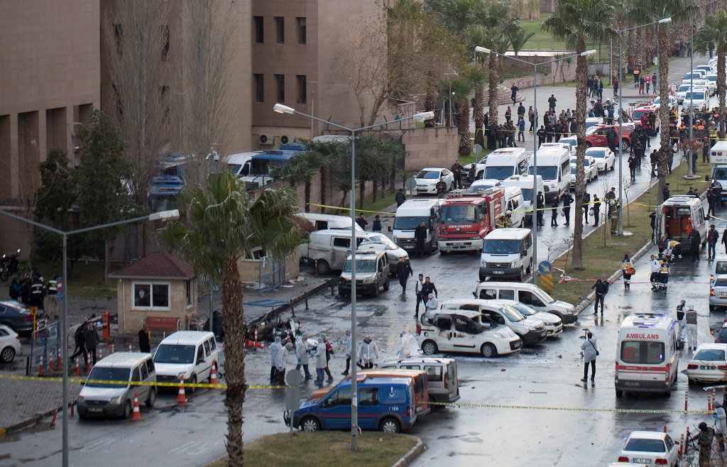 Police forensic experts examine the scene after an explosion outside a courthouse in Izmir, Turkey, January 5, 2017. REUTERS/Tuncay Dersinlioglu

