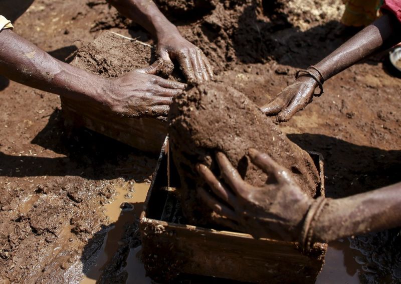 Labourers shape mud bricks as they work at a kiln in India, March 10, 2016 (REUTERS / Danish Siddiqui) 
