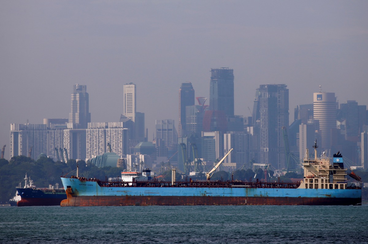 Oil tankers pass the skyline of Singapore, June 8, 2016 (REUTERS / Edgar Su) 