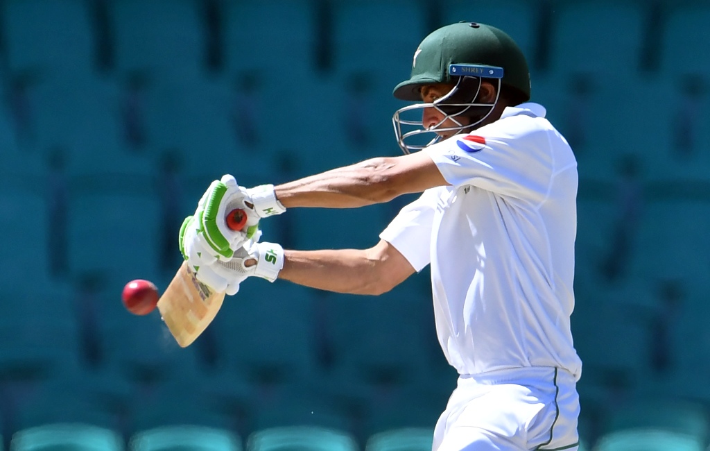 Pakistan batsman Younis Khan cuts a ball away from the Australian bowling on the final day of the third cricket Test match at the SCG, in Sydney on January 7, 2017. AFP / WILLIAM WEST