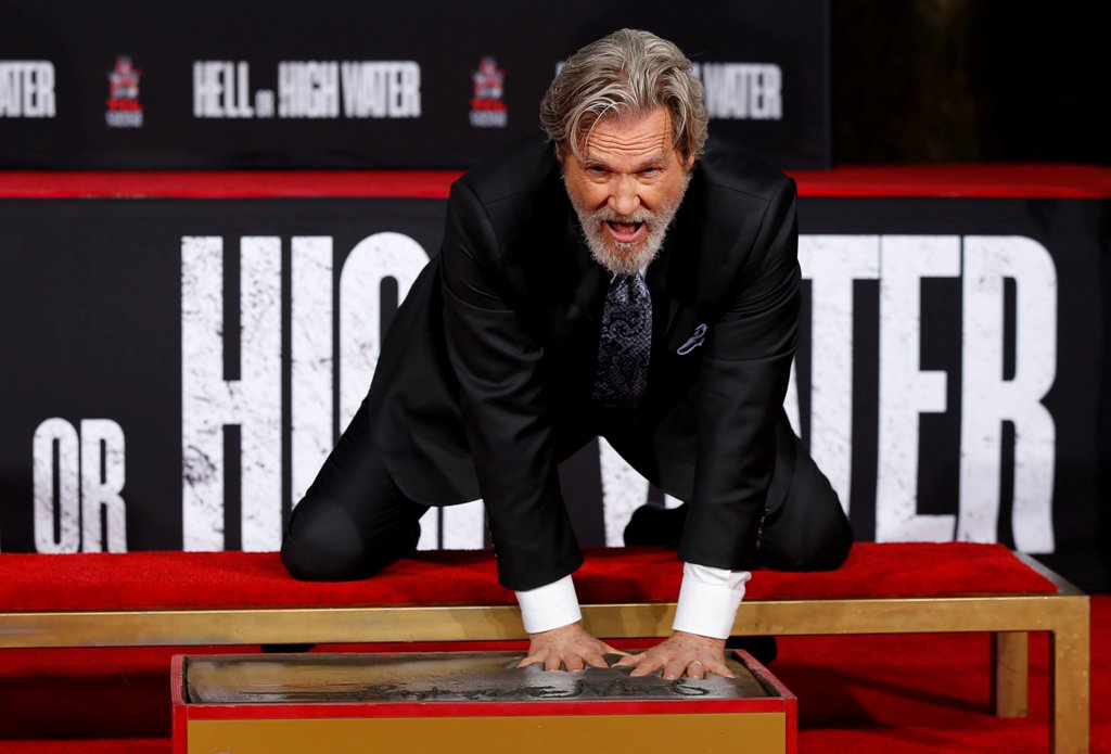 Actor Jeff Bridges places his handprints in cement during a ceremony in the forecourt of the TCL Chinese theatre in Hollywood, California U.S., January 6, 2017. REUTERS/Mario Anzuoni
