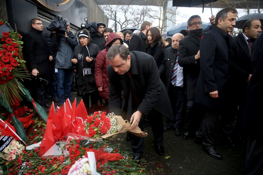 Consul Generals of 21 countries leave carnations at site to pay tribute to victims of Istanbul night club terror attack in Istanbul, Turkey on January 6, 2017. ( Muhammed Enes Y?ld?r?m - Anadolu Agency )
