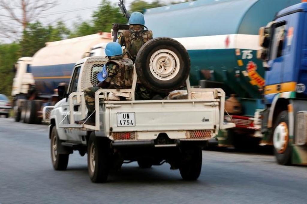 U.N. peacekeepers are seen outside Bouake, as disgruntled soldiers demanding salary increases seized the city of Bouake, Ivory Coast, January 6, 2017. REUTERS/Thierry Gouegnon.