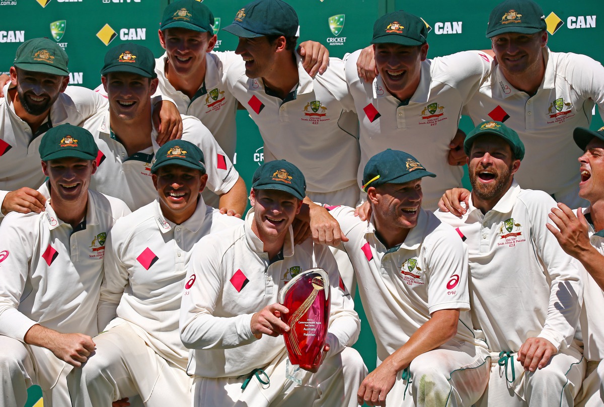 Australia's captain Steve Smith holds the trophy as he poses with team mates on the Sydney Cricket Ground. (REUTERS/David Gray)