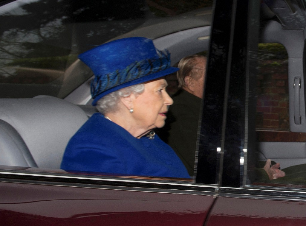Britain's Queen Elizabeth and her husband Prince Philip arrive to attend a service at St. Mary Magdalene church in Sandringham, Britain January 8, 2017. REUTERS/Alan Walter

