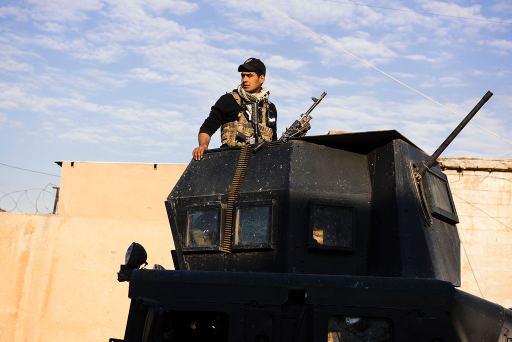 A member of the Iraqi special forces Counter Terrorism Service (CTS) patrols a street with an armoured vehicle in Mosul's Al-Zahraa neighbourhood on January 7, 2017 during an ongoing military operation against the Islamic State (IS) group.  AFP / Dimitar 