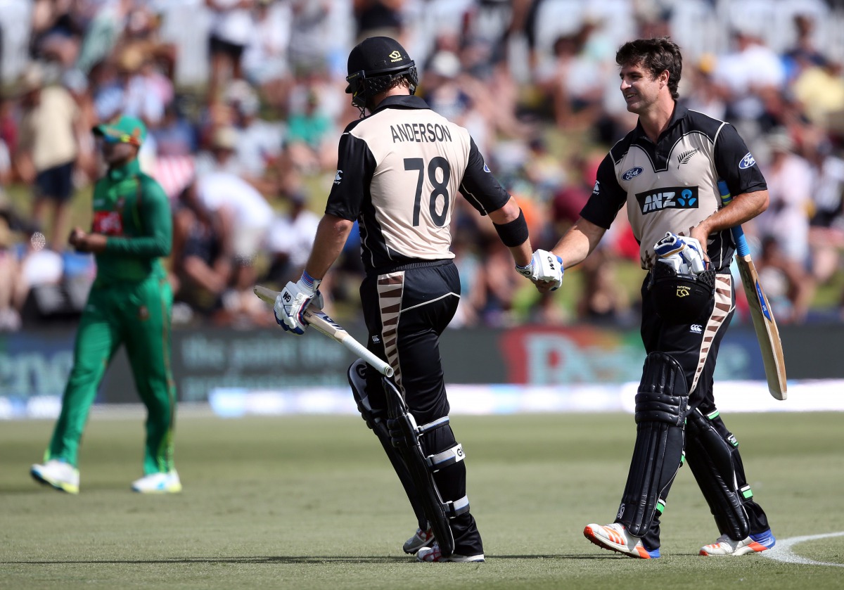 Corey Anderson (L) and Colin de Grandhomme of New Zealand shake hands during the 20/20 International cricket match between New Zealand and Bangladesh at Bay Oval in Mount Maunganui on January 8, 2017. (AFP / MICHAEL BRADLEY)