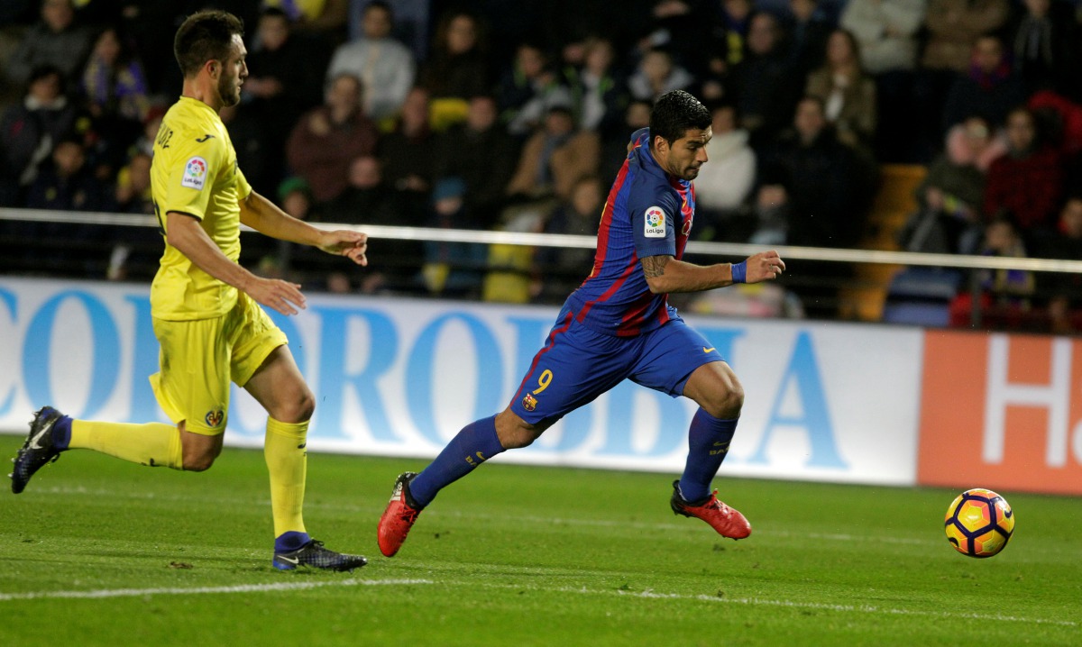 Barcelona's Luis Suarez (R) and Villarreal's Victor Ruiz in action. (REUTERS/Heino Kalis)