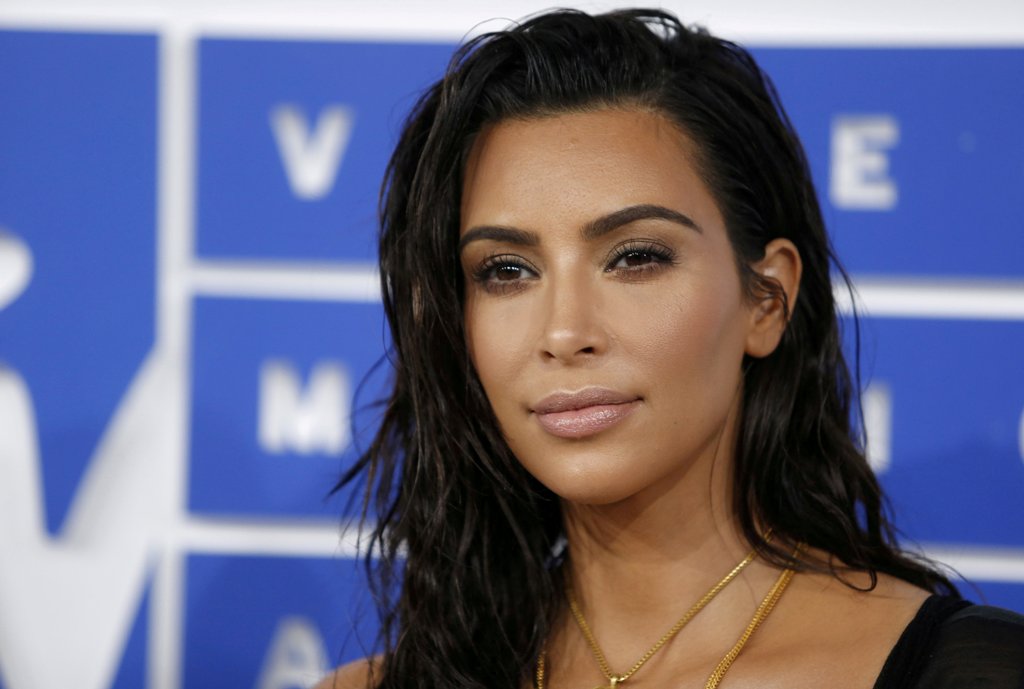Kim Kardashian arrives at the 2016 MTV Video Music Awards in New York, U.S., August 28, 2016. REUTERS/Eduardo Munoz/File photo
