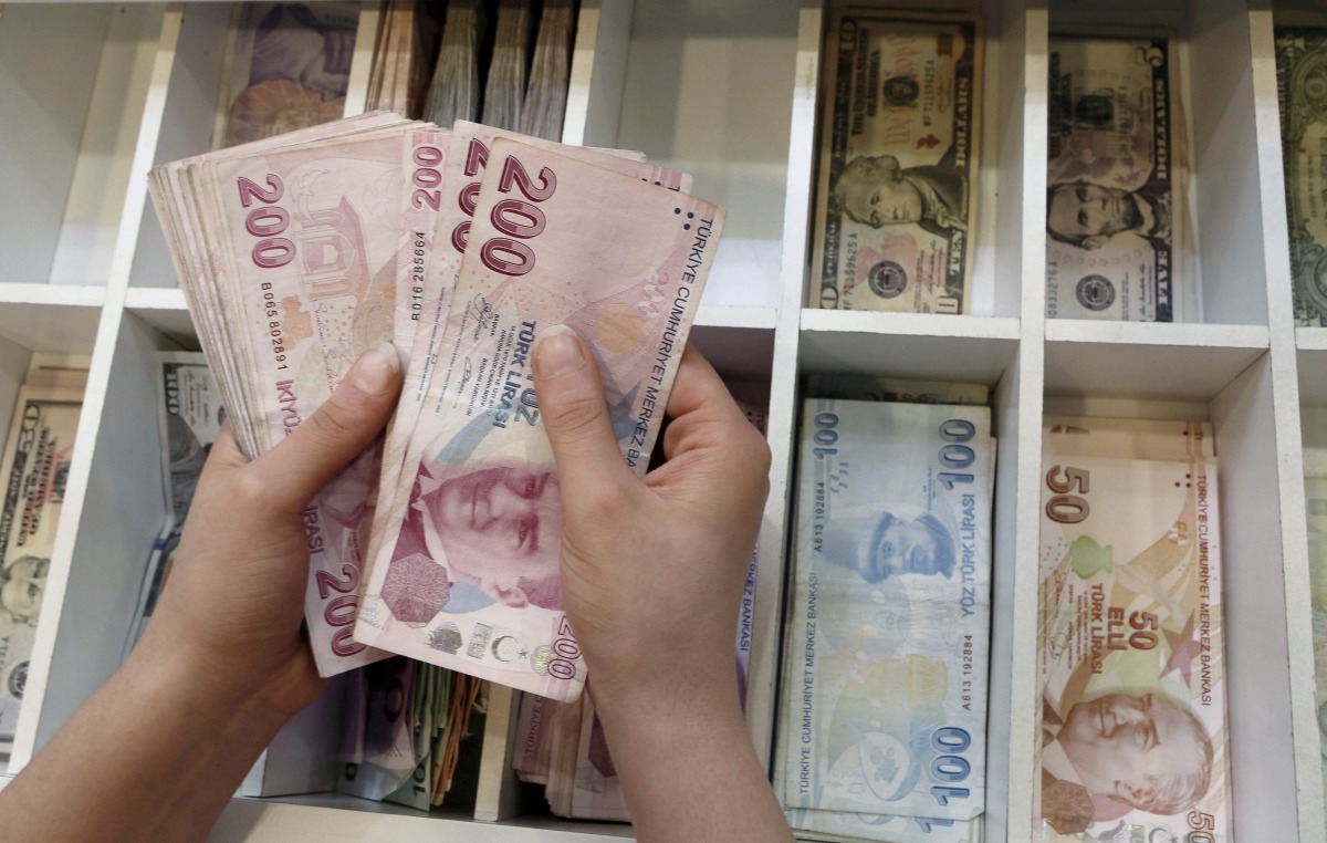 A money changer counts Turkish lira bills at a currency exchange office in central Istanbul, Turkey, August 21, 2015 (REUTERS / Murad Sezer) 