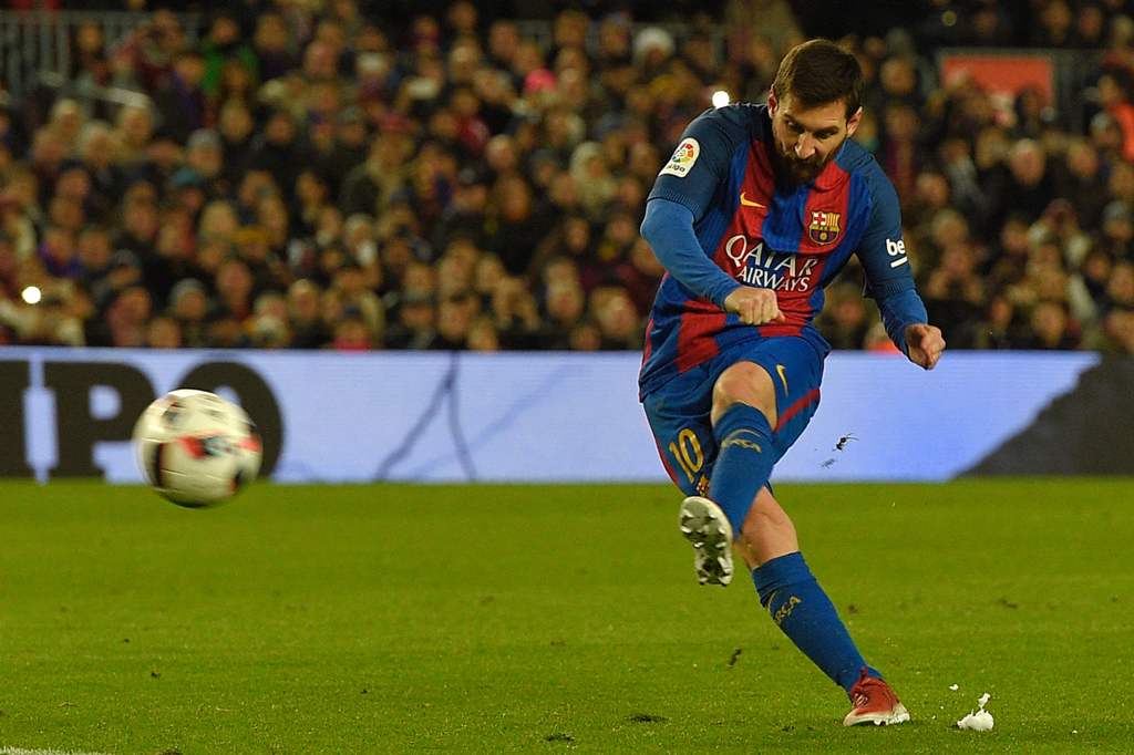 Barcelona's Argentinian forward Lionel Messi scores a goal during the Spanish Copa del Rey (King's Cup) round of 16 second leg football match FC Barcelona vs Athletic Club de Bilbao at the Camp Nou stadium in Barcelona on January 11, 2017. / AFP / LLUIS G