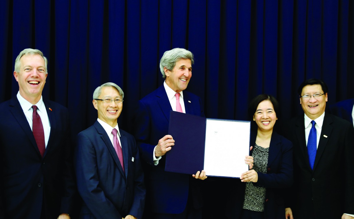 Secretary of State John Kerry presents a Letter of Intent (LoI) to Dam Bich Thuy, President of Fulbright University Vietnam, at Ho Chi Minh University of Technology and Education in Ho Chi Minh City, Vietnam, yesterday.
