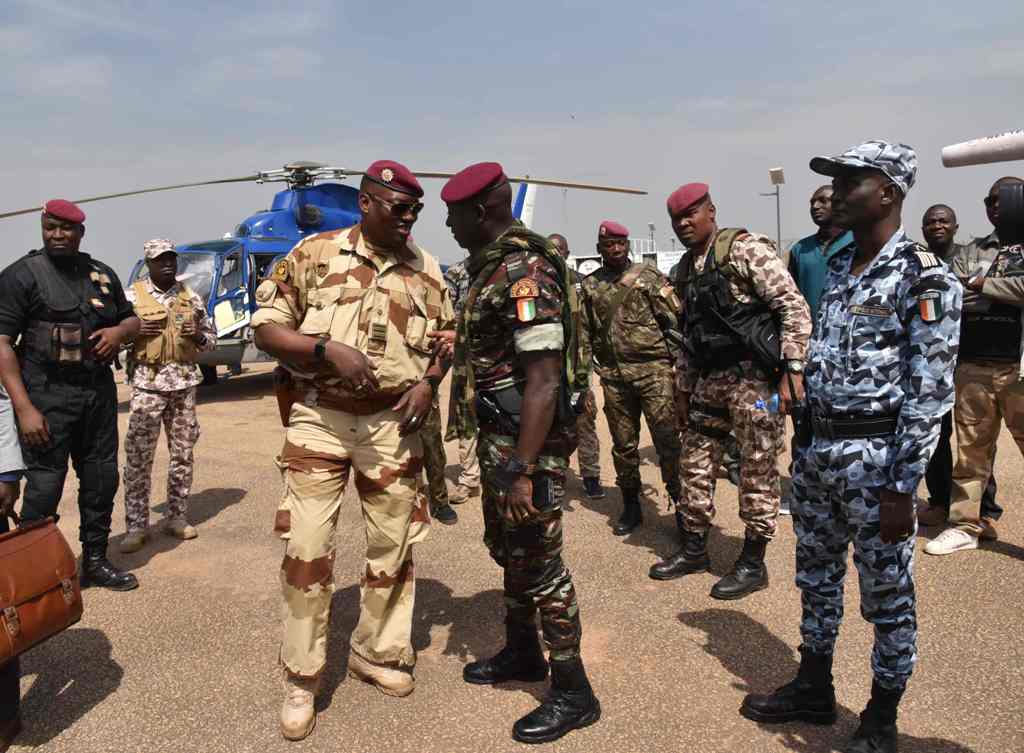 Ivory Coast Commandant of the presidential palace security Cherif Ousmane(R)talks to Lieutenant colonel Issiaka Ouattara (AKA Wattao), at the airport in Bouake, the country's second largest city, on January 13, 2017. AFP / Sia KAMBOU
