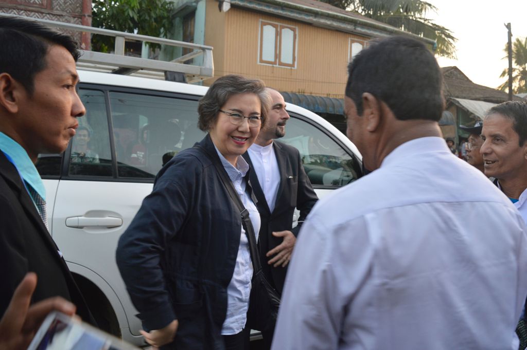 UN special rapporteur on Myanmar, Yanghee Lee (C) arrives at a Muslim quarter in Sittwe, the capital of Rakhine State on January 13, 2017 as part of a 12-day visit to investigate escalating violence in Myanmar's restive ethnic border areas. AFP / WAI MOE