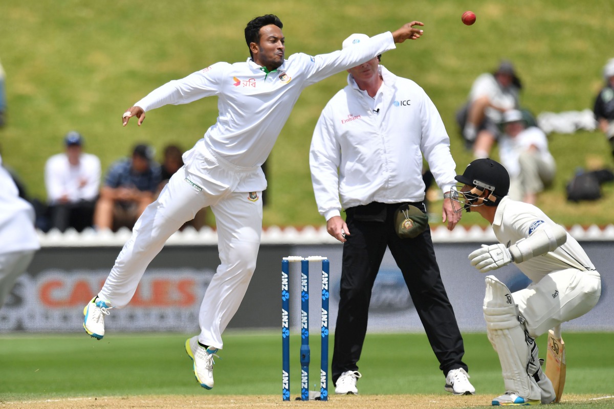 Bangladesh's Shakib Al Hasan (L) fields the ball watched by New Zealand's BJ Watling during day four of the first international Test cricket match between New Zealand and Bangladesh at the Basin Reserve in Wellington on January 15, 2017. (AFP / Marty Melv
