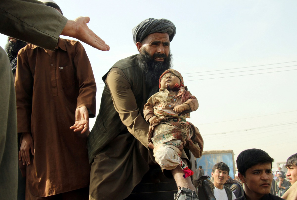 FILE PHOTO: An Afghan man holds up the dead body of a child  killed by an air strike called in to protect Afghan and US forces during a raid on suspected Taliban militants in Kunduz, November 3. 2016 (REUTERS / Nasir Wakif) 