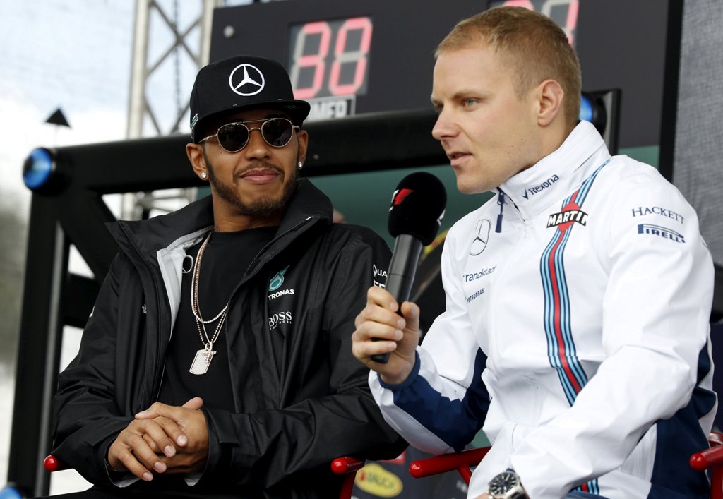 Mercedes F1 driver Lewis Hamilton (L) watches as Williams F1 driver Valtteri Bottas speaks to fans at the Australian Formula One Grand Prix in Melbourne. REUTERS/Brandon Malone/File Photo
