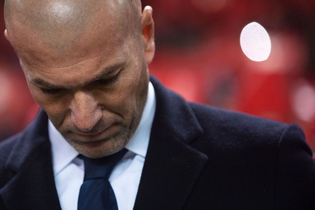 Real Madrid's French head coach Zinedine Zidane looks down before the Spanish league football match Sevilla FC vs Real Madrid CF at the Ramon Sanchez Pizjuan stadium in Sevilla on January 15, 2017. / AFP / JORGE GUERRERO
