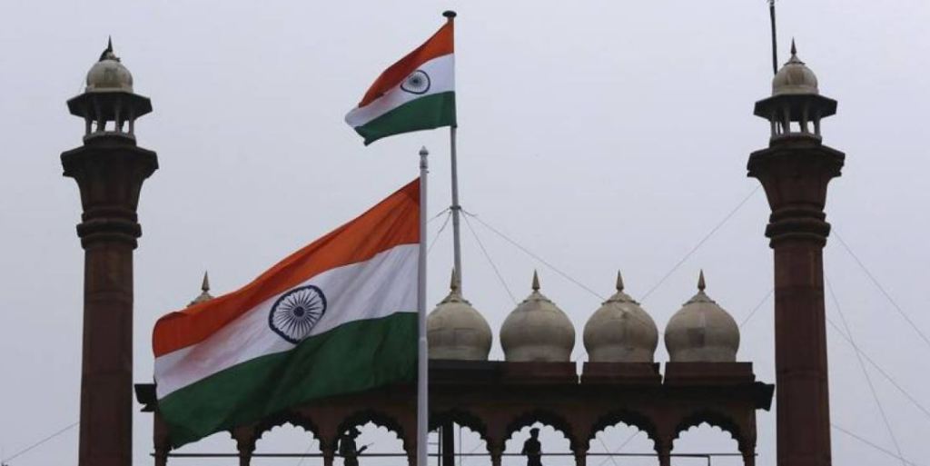 Indian Army soldiers stand guard on the balcony of the historic Red Fort as Indian national flags fly during Independence Day celebrations in Delhi August 15, 2013. REUTERS/Adnan Abidi.