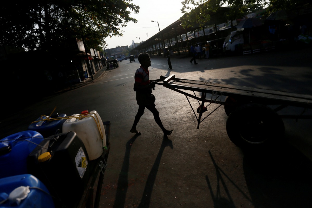 A man pushes his cart along a road near a main market in Colombo, Sri Lanka January 18, 2017. REUTERS/Dinuka Liyanawatte