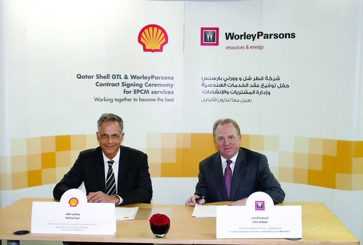 Officials of Qatar Shell and WorleyParsons at the signing ceremony.
